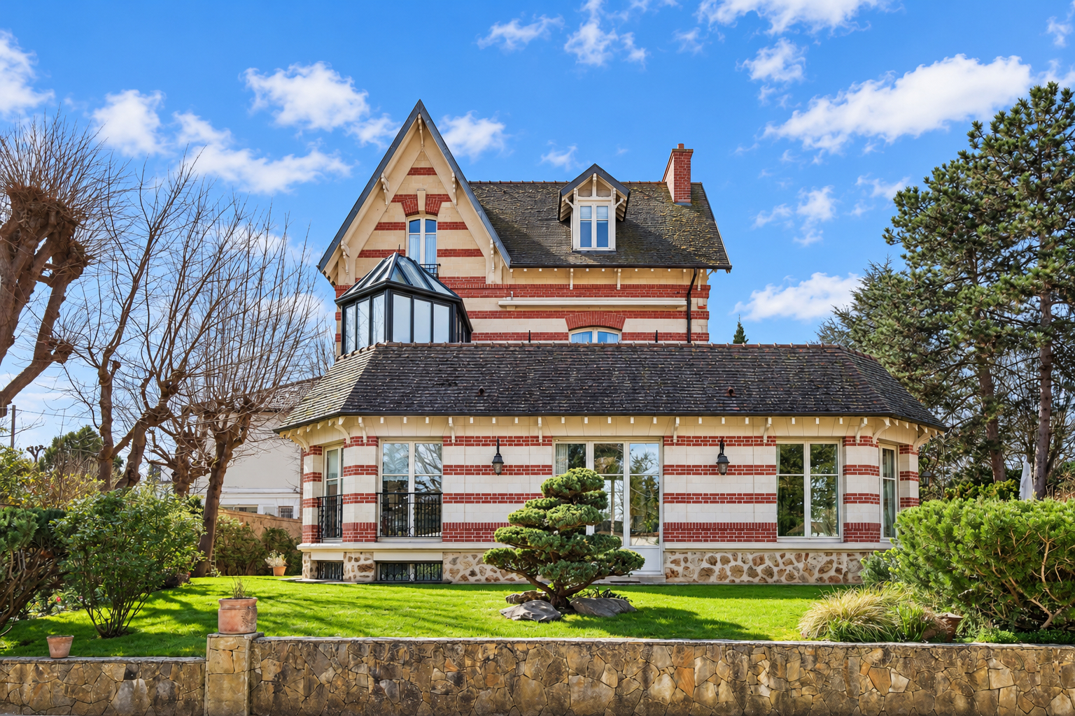LE VESINET SUD – MAGNIFIQUE PROPRIETE DE 308 M² –  6 CHAMBRES – TERRAIN 1541 M²  – PISCINE – DEPENDANCE AMENAGEE 18 M² –