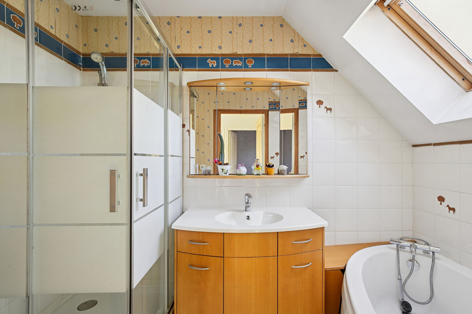 CHATOU –  EN LISIERE DU VESINET – MAISON DE 1995 – 135 M²  – 4 CHAMBRES – TERRAIN 484 M² –  LUMINEUSE  AU CALME