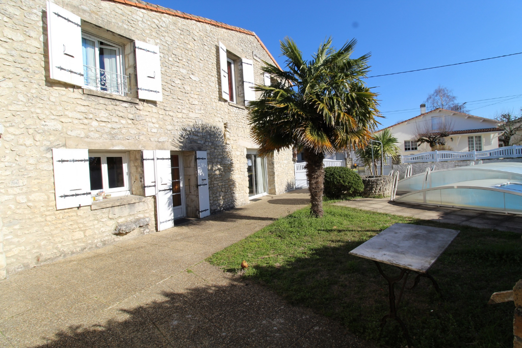 Photo maison avec piscine couverte image 2/6