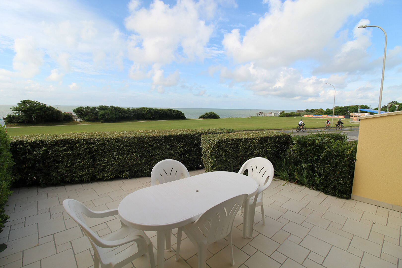 APPARTEMENT EN FACADE DE MER