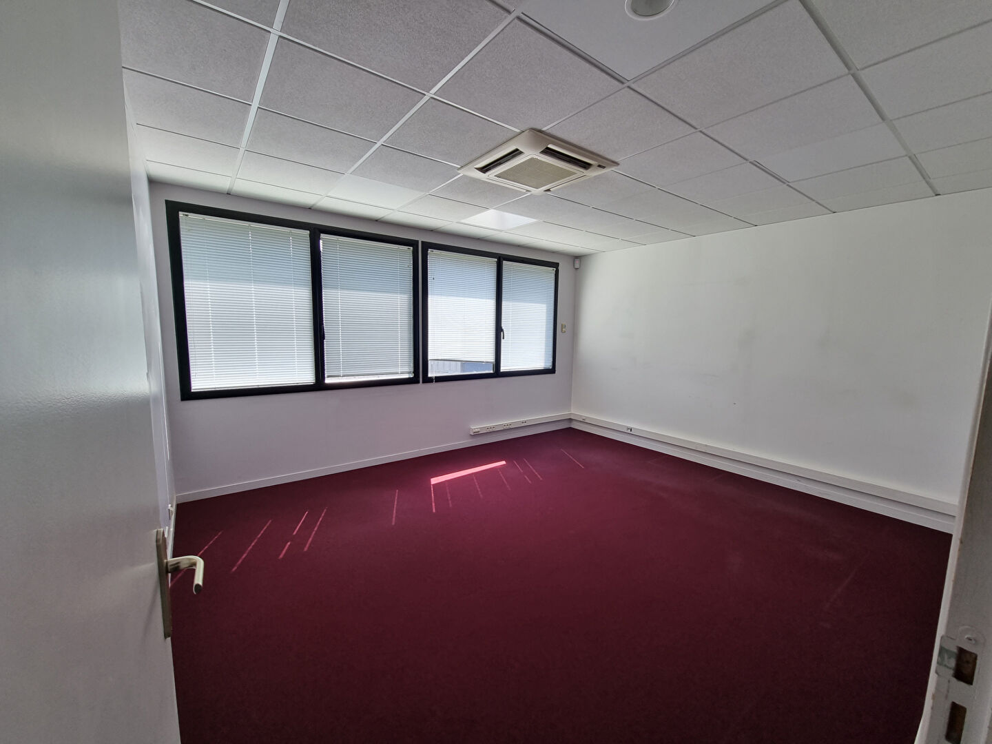 Agrandir la photo Bureaux à louer - 500.0 m2 - 14 - Calvados