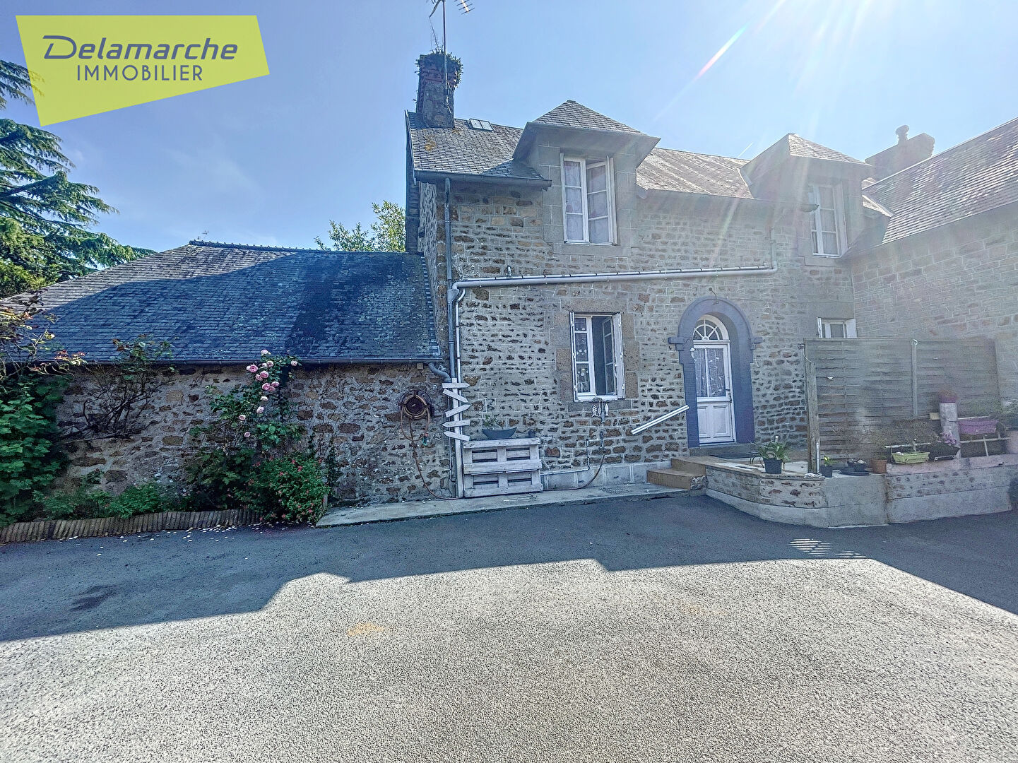 10 min AVRANCHES (50300) 10 min GRANVILLE (50400) maison à vendre à  Sartilly Baie Bocage (50530) 5 chambres , dépendances et terrain