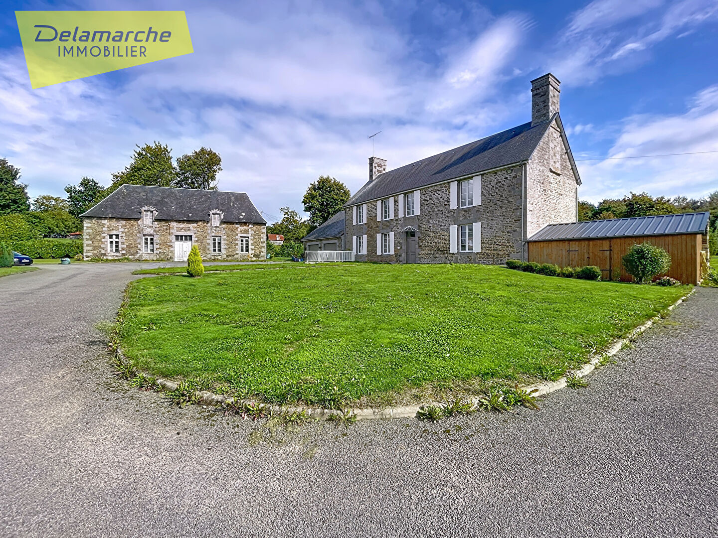 ISIGNY LE BUAT (50540) Propriété  à vendre 9 pièces, 5 chambres  avec dépendances et terrain d'env. 1ha5