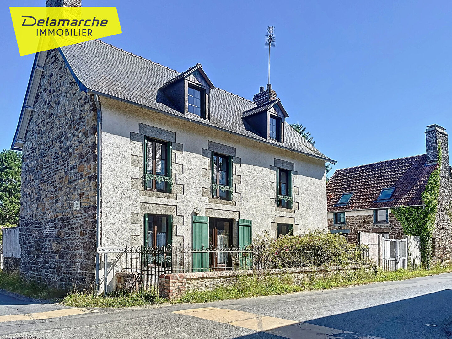 A vendre, à Saint Aubin des Préaux, maison 4 pièces, 3/4 chambres sur 2300 m² de terrain avec gîte