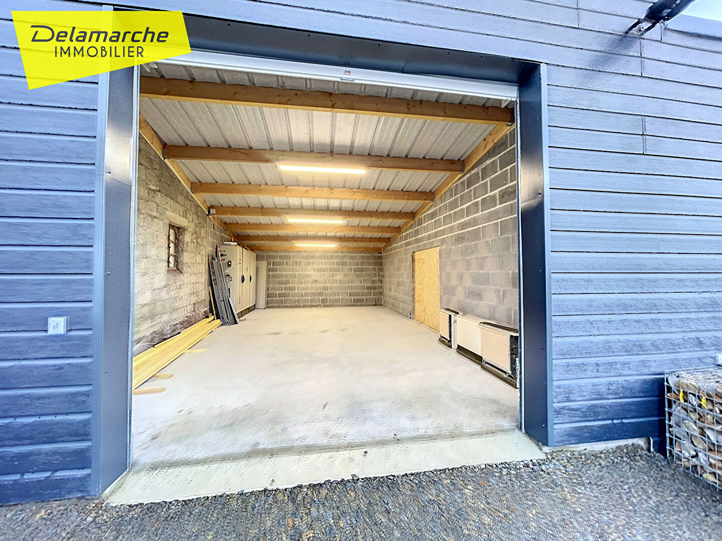 Photo Garage de 57m2, sur axe routier fréquenté image 4/5
