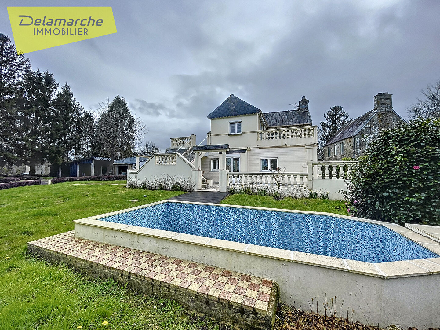 10 min  VILLEDIEU LES POELES  (50800) maison à vendre 7 pièces avec dépendances et piscine sur env. 1550m² de terrain