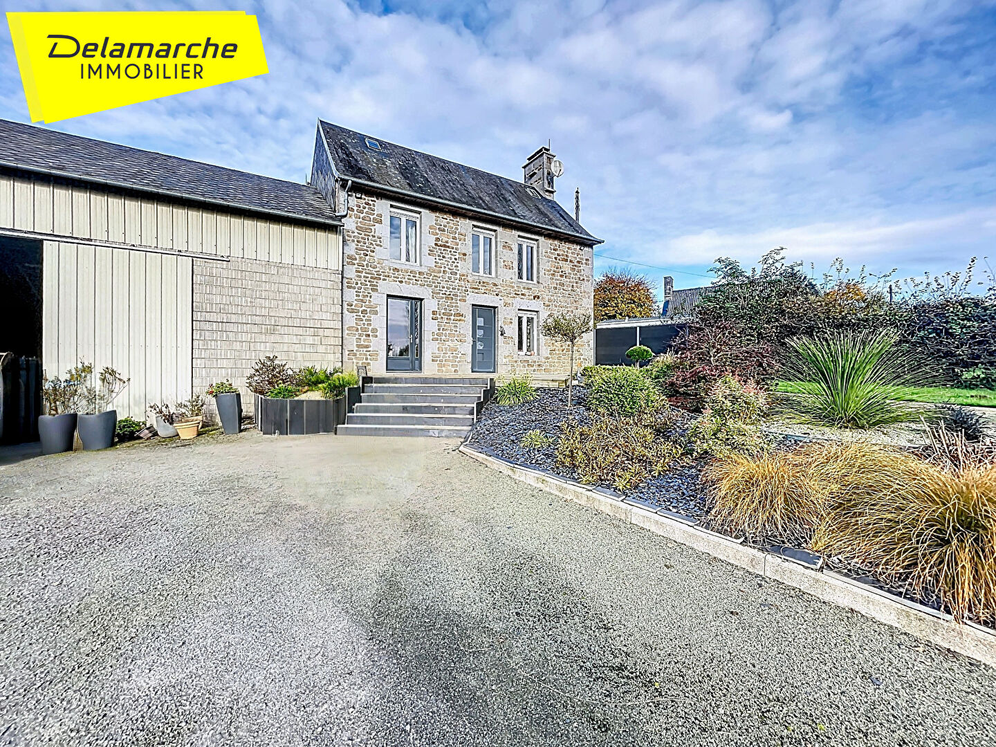 Photo Exploitation agricole avec Maison familiale , hangars et plan d'eau sur 2 hectares de terrain à La Chaise-Baudouin (50370) image 1/6