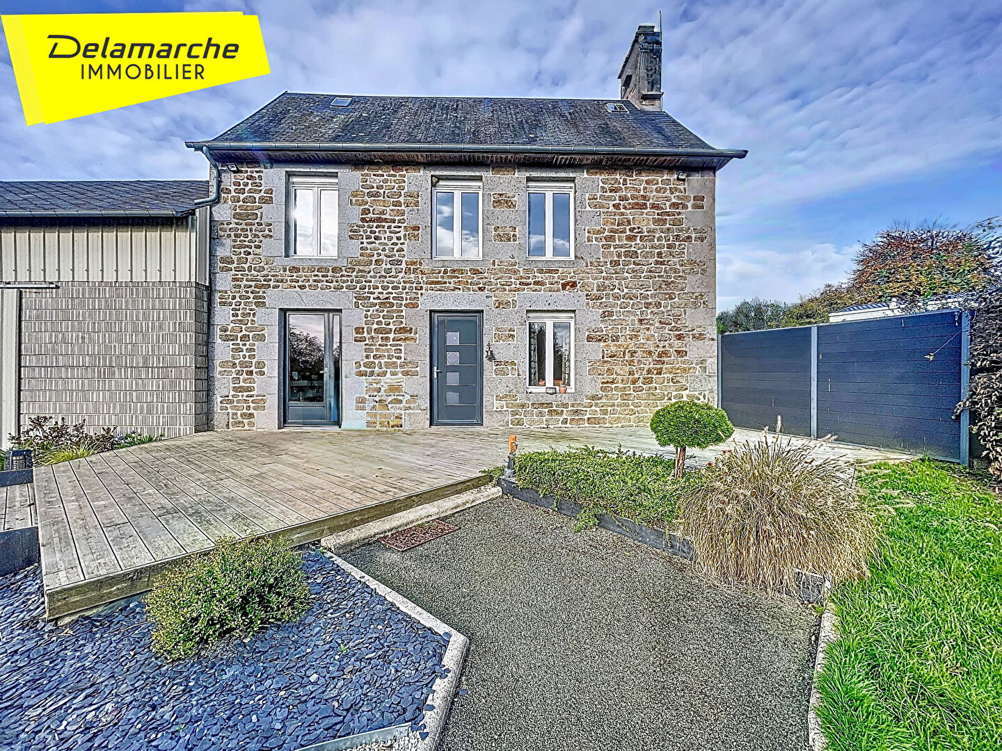 Photo Exploitation agricole avec Maison familiale , hangars et plan d'eau sur 2 hectares de terrain à La Chaise-Baudouin (50370) image 2/6