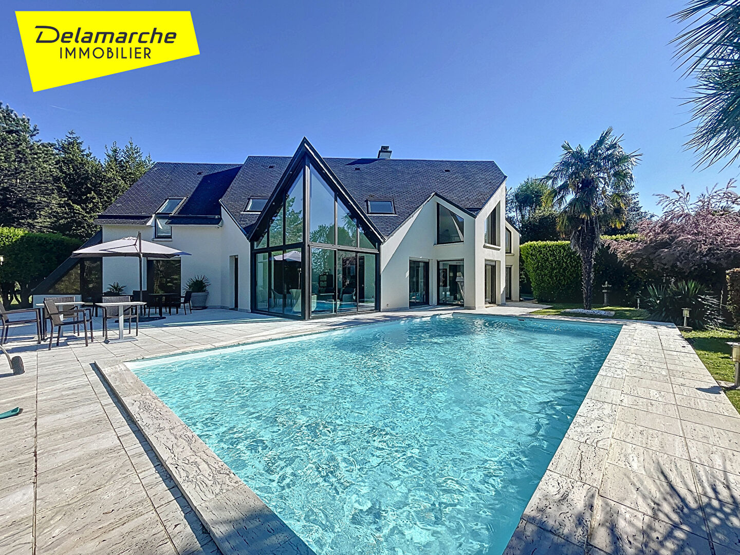 Maison de standing 5 chambres, piscine, double garage et dépendances à Avranches  ( 50300 )