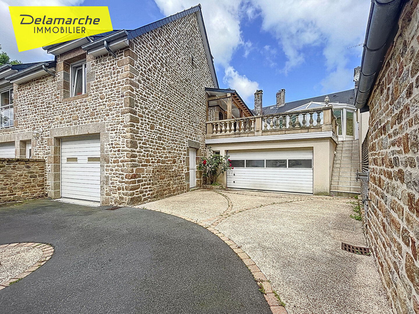 A vendre maison en pierre avec terrasse, cour et garages dans le bourg de Sartilly