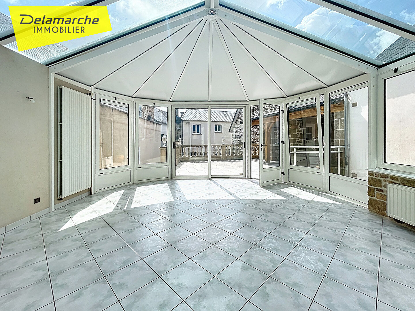 Photo A vendre maison en pierre avec terrasse, cour et garages dans le bourg de Sartilly image 2/6