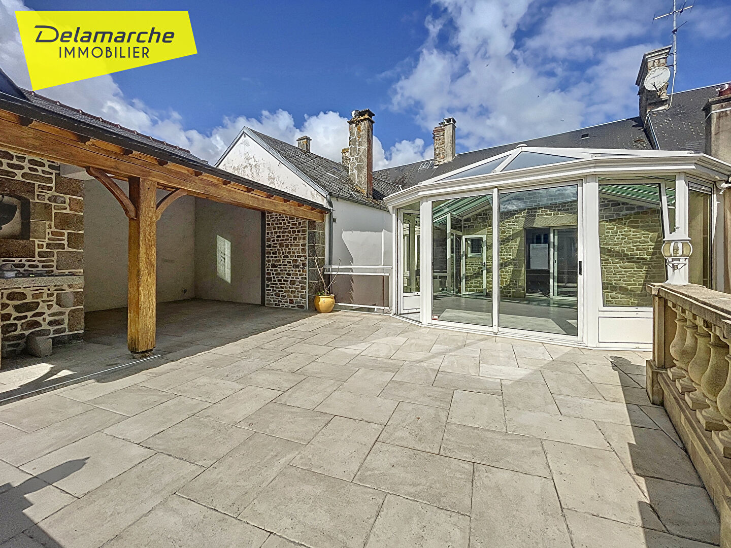 Photo A vendre maison en pierre avec terrasse, cour et garages dans le bourg de Sartilly image 5/6