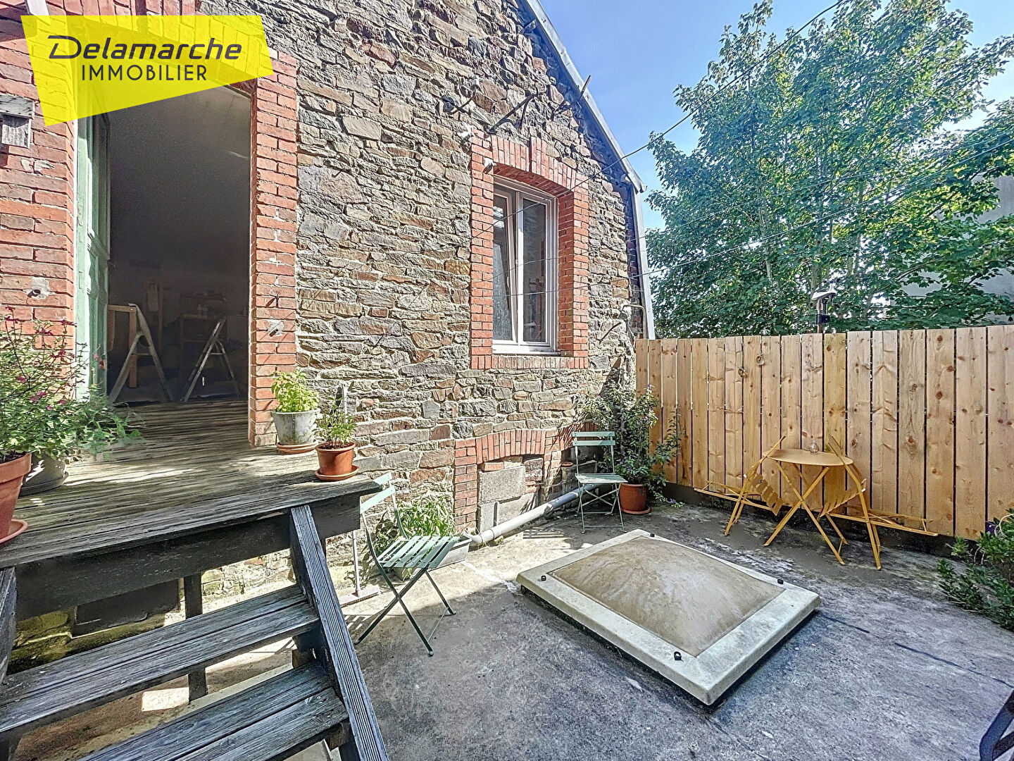 A vendre dans le bourg de CERENCES un immeuble à usage habitation et commercial