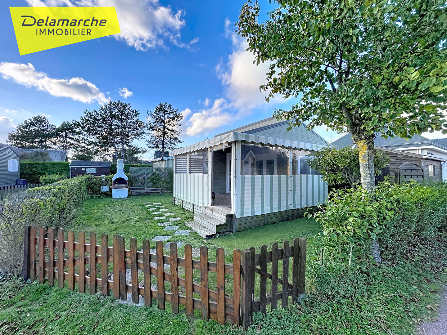 Chalet avec deux chambres dans un Camping avec piscine à la plage de MONTMARTIN SUR MER