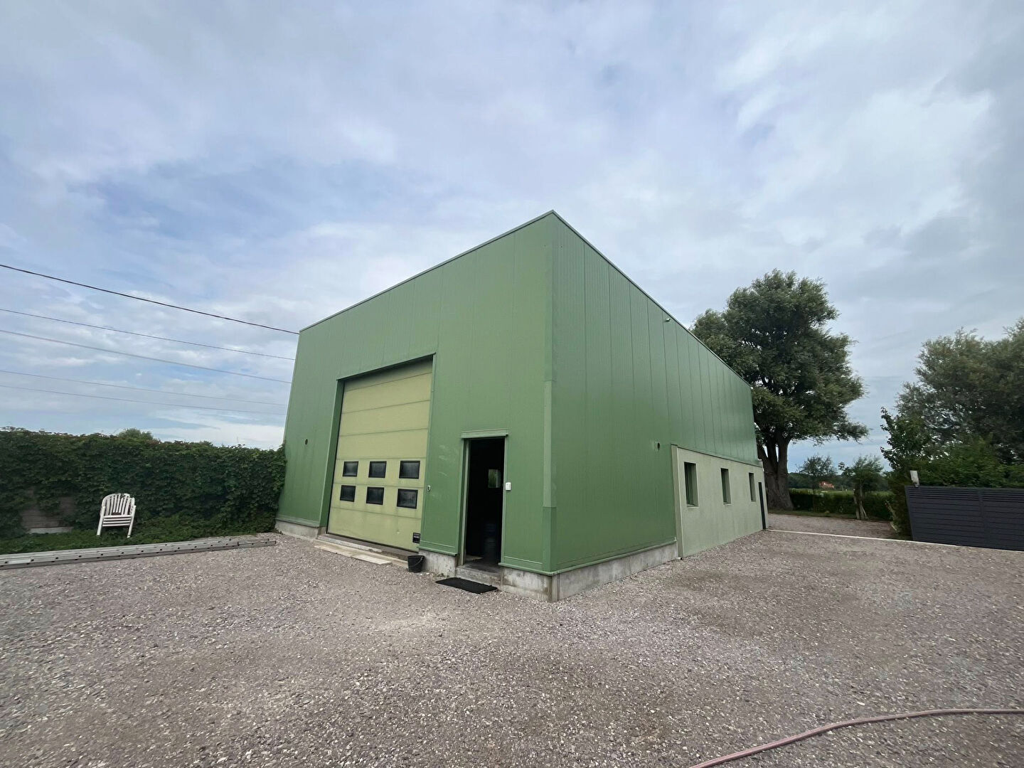 Hangar de 160m2, avec espace bureaux + petite habitation indépendante de 25m2 sur parcelle de 900m2