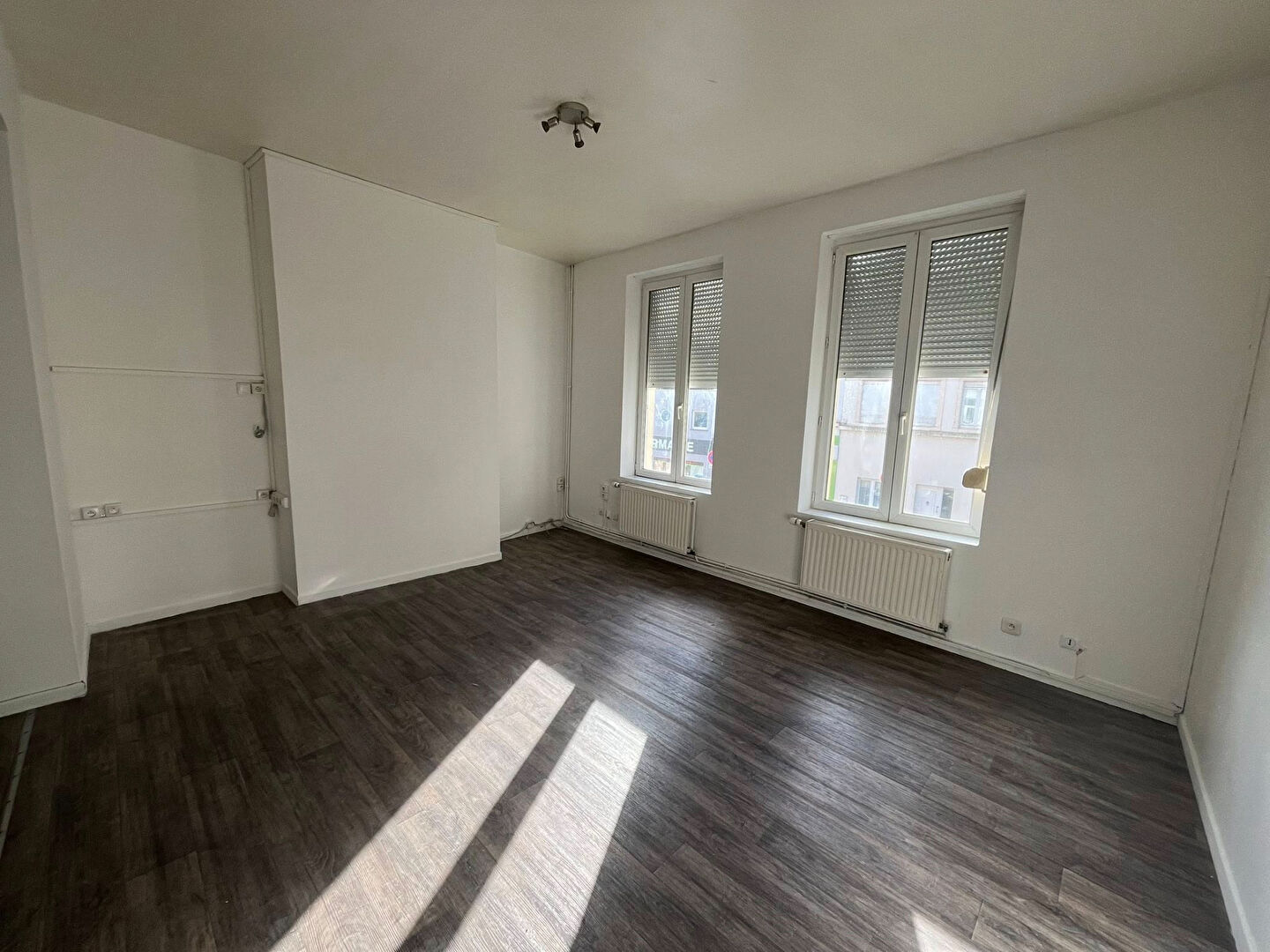 Photo Immeuble de rapport Calais de 2 lots de120 m2, rez de chaussée commercial + appartement T4 image 1/6