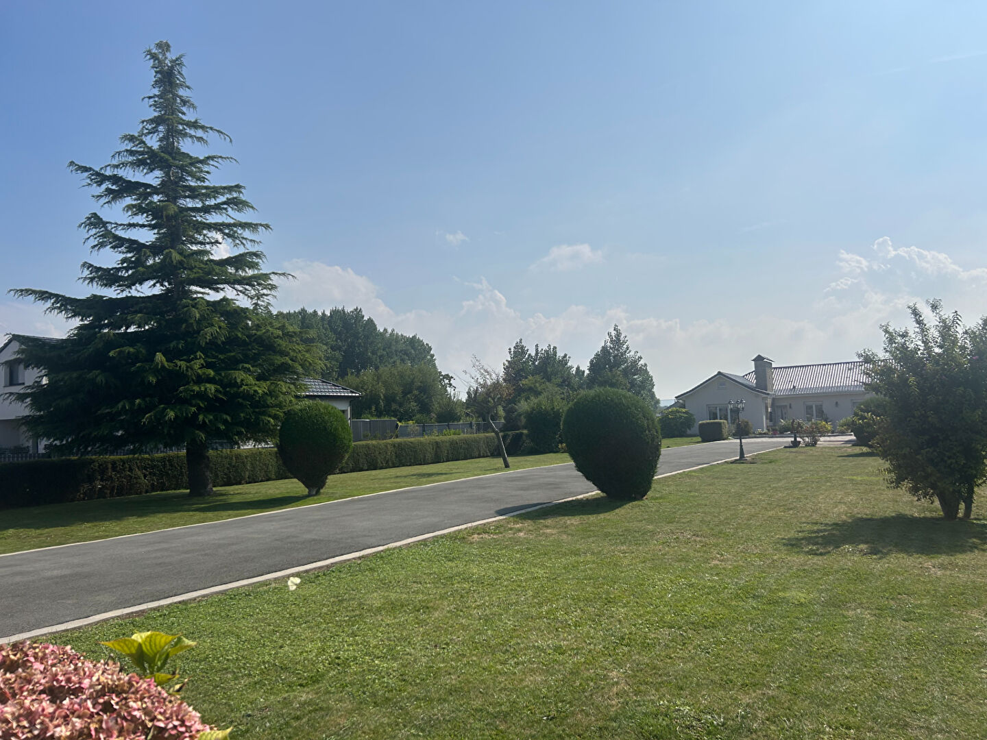 Pavillon de plain-pied 3 chambres, véranda, jardin et garages