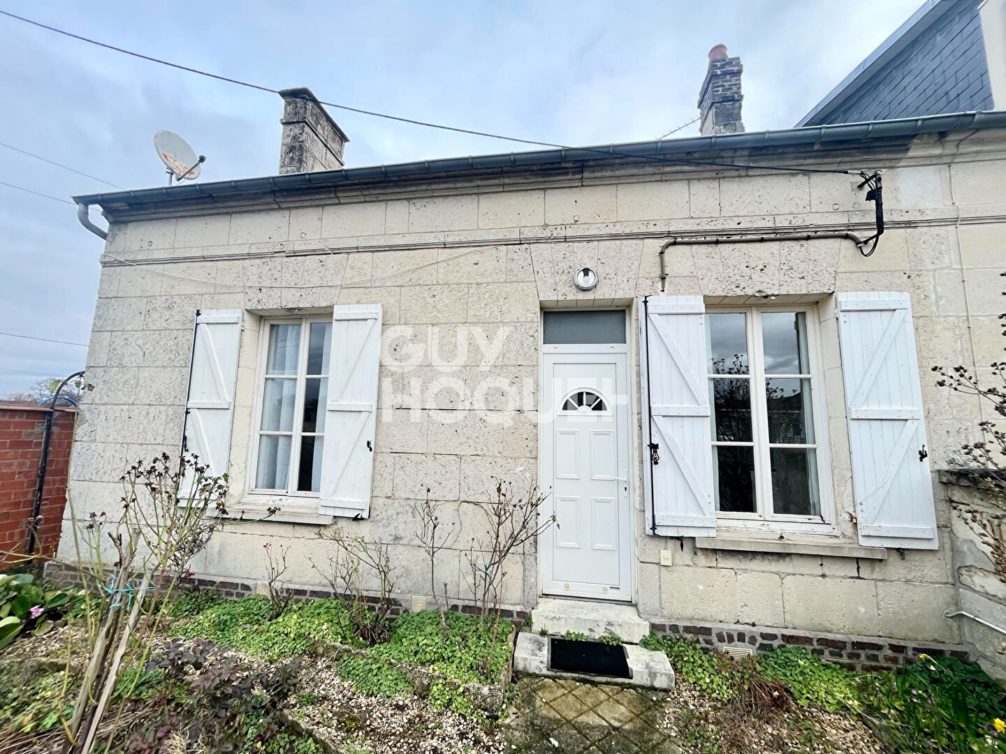 MAISON EN PIERRE DE TAILLE AVEC BEAU POTENTIEL à BELLEU