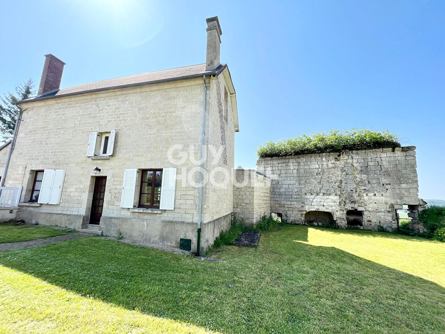 COUCY LE CHATEAU AUFFRIQUE : MAISON AU PIED DU CHATEAU