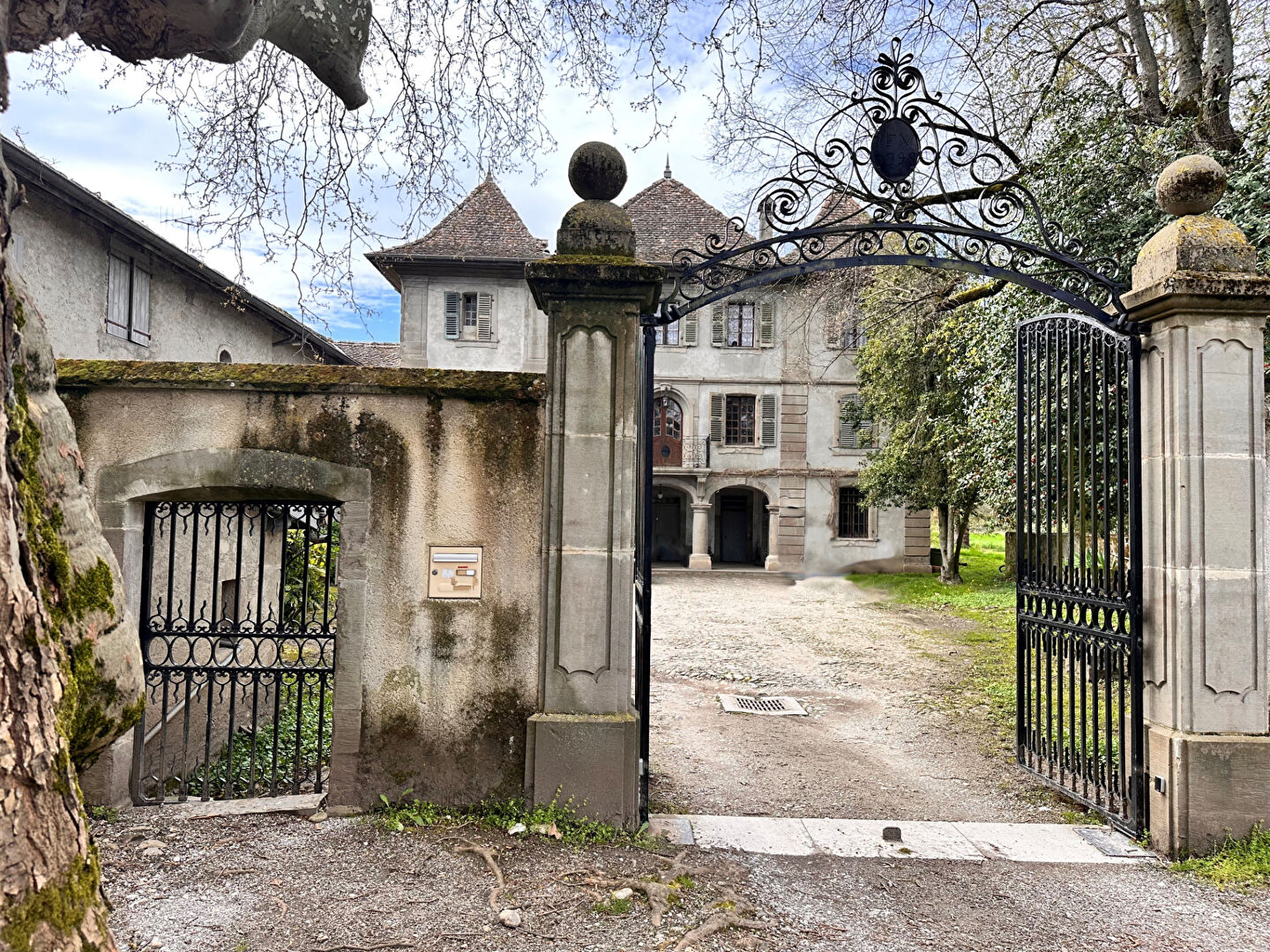 Photo Manoir et ses dépendances au coeur de Douvaine ! image 2/6