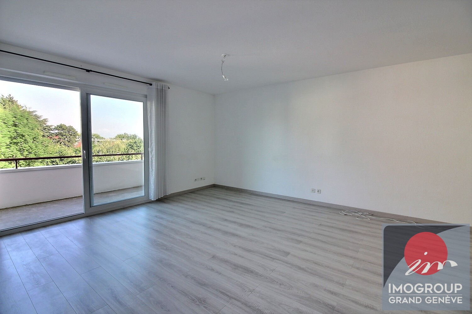 Photo Appartement Chevry 3 pièce(s) 77.65 m2 avec terrasse, cave ,garage et parking image 2/6