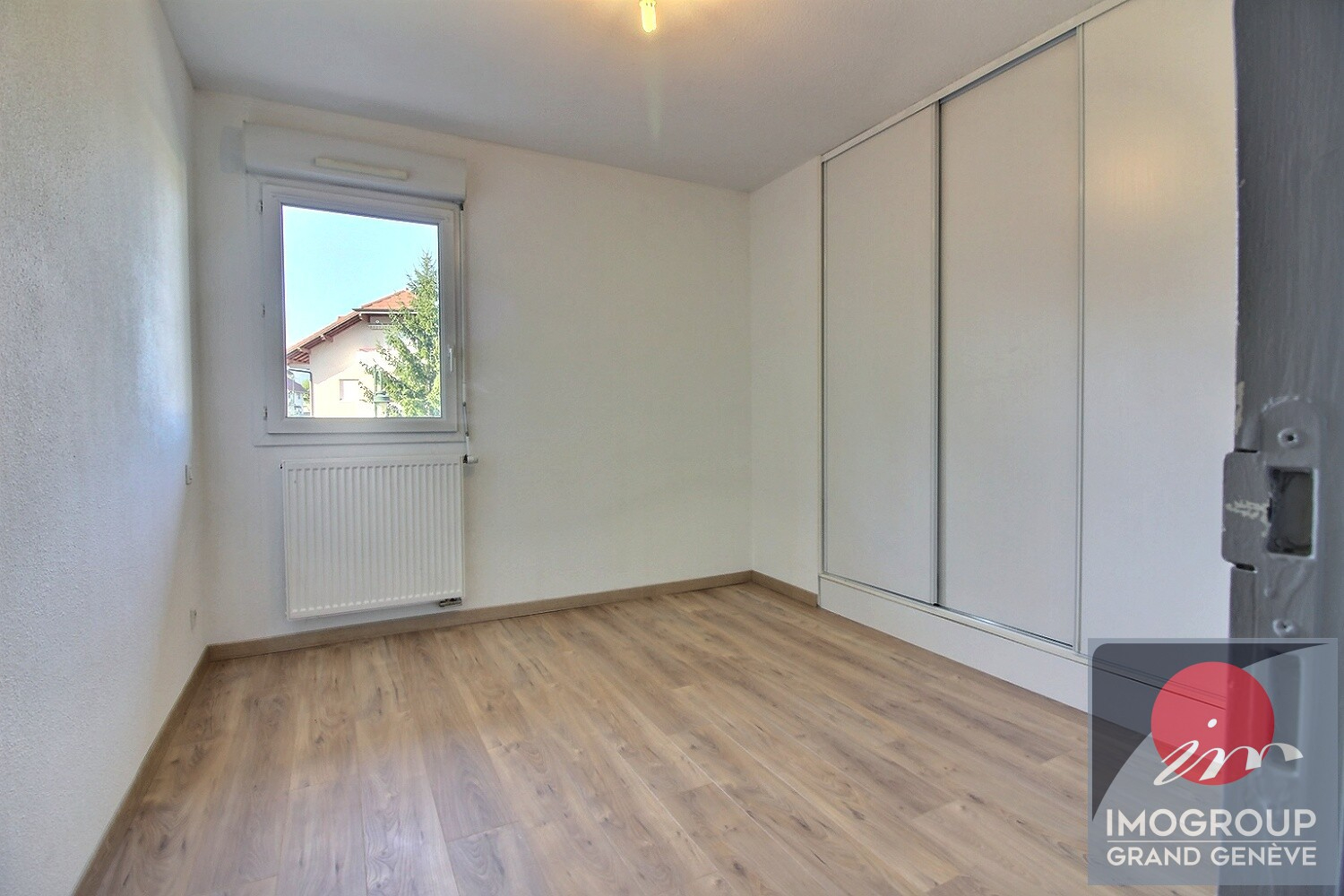Photo Appartement Chevry 3 pièce(s) 77.65 m2 avec terrasse, cave ,garage et parking image 5/6