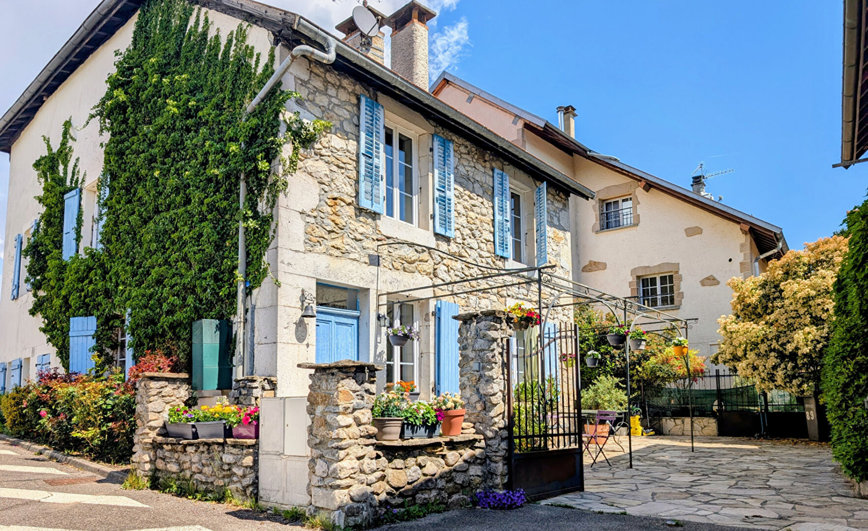 Maison .de 277.8 m2 avec Appartement T3 indépendant  61.24 m2 à Cessy