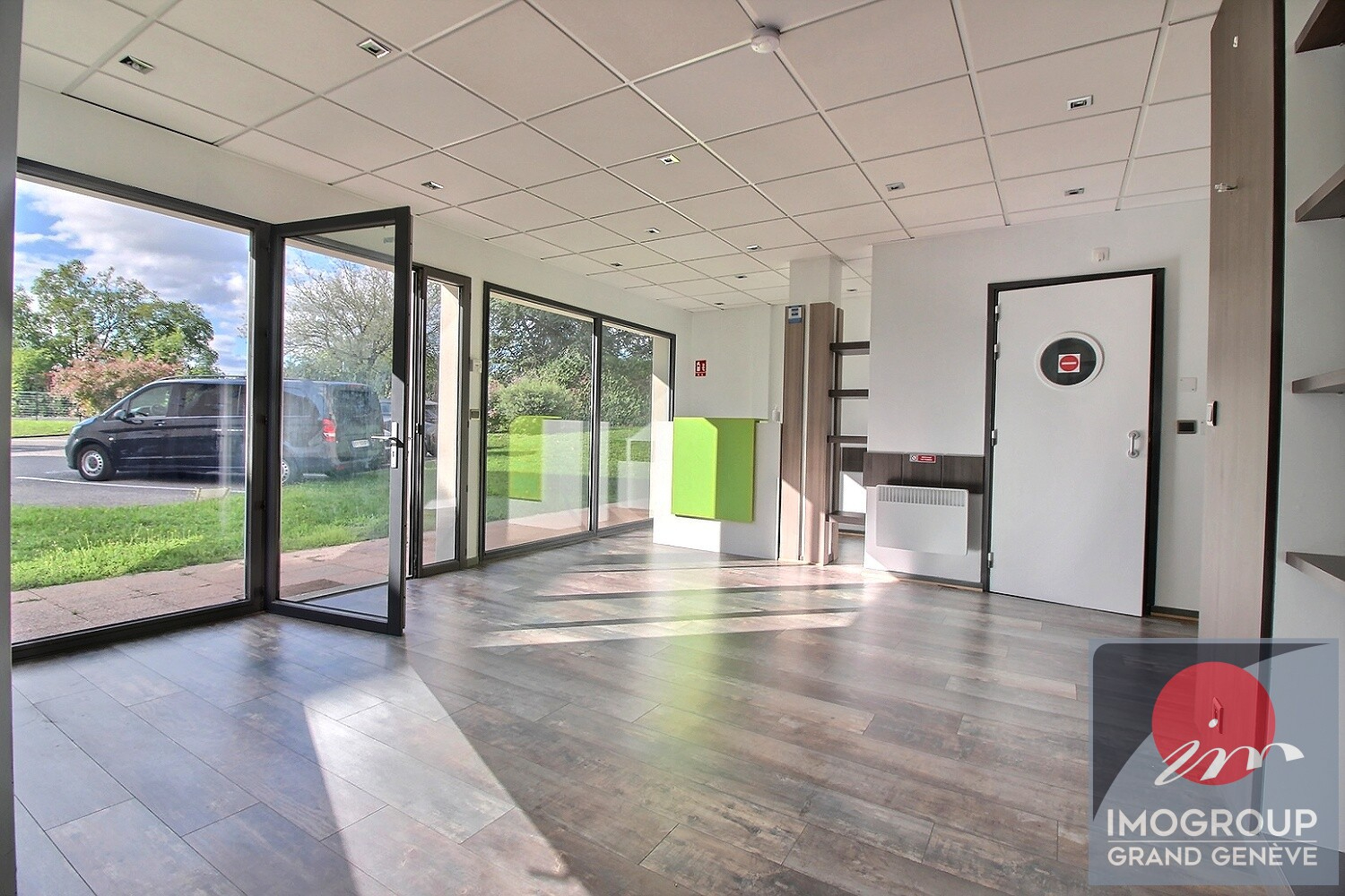 Photo Pas de porte Local commercial Divonne Les Bains 81.53 m2 image 1/5