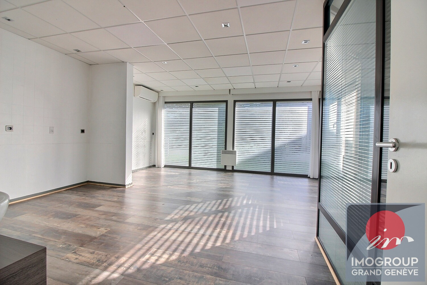 Photo Pas de porte Local commercial Divonne Les Bains 81.53 m2 image 2/5