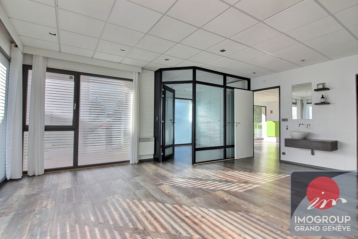 Photo Pas de porte Local commercial Divonne Les Bains 81.53 m2 image 3/5