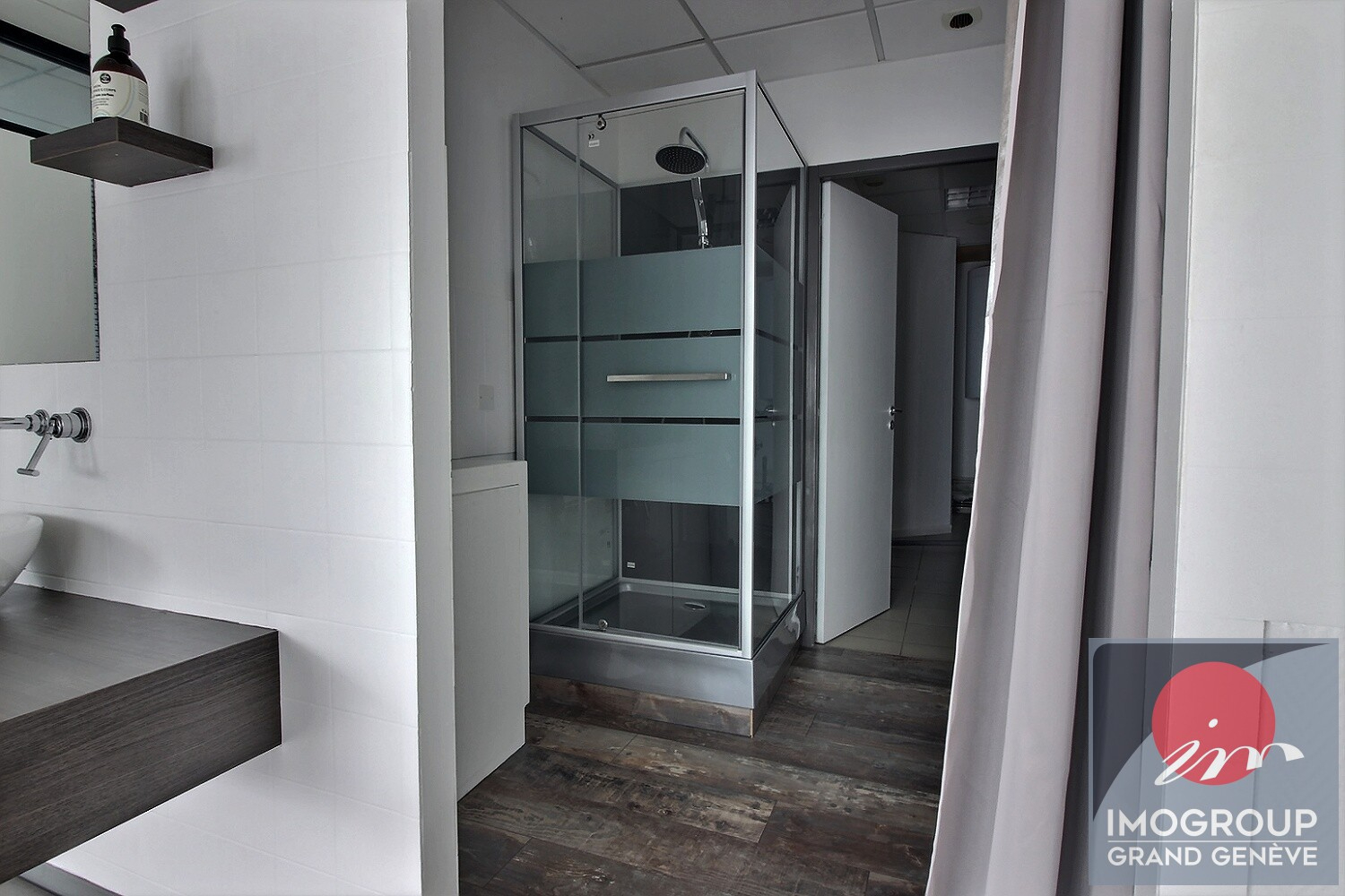 Photo Pas de porte Local commercial Divonne Les Bains 81.53 m2 image 4/5