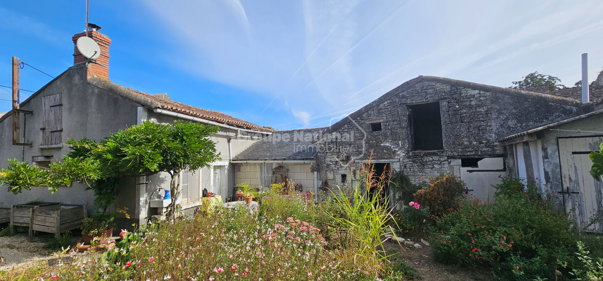 Ensemble immobilier de deux maisons sur terrain de 1 570 m² à Saires (86420)