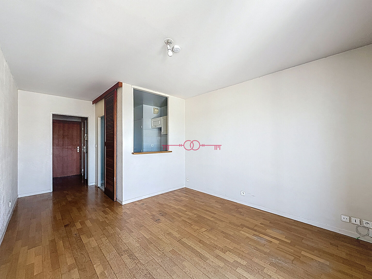 Photo A VENDRE - STUDIO HYPER CENTRE AVEC BALCON ET CAVE - REIMS image 4/6