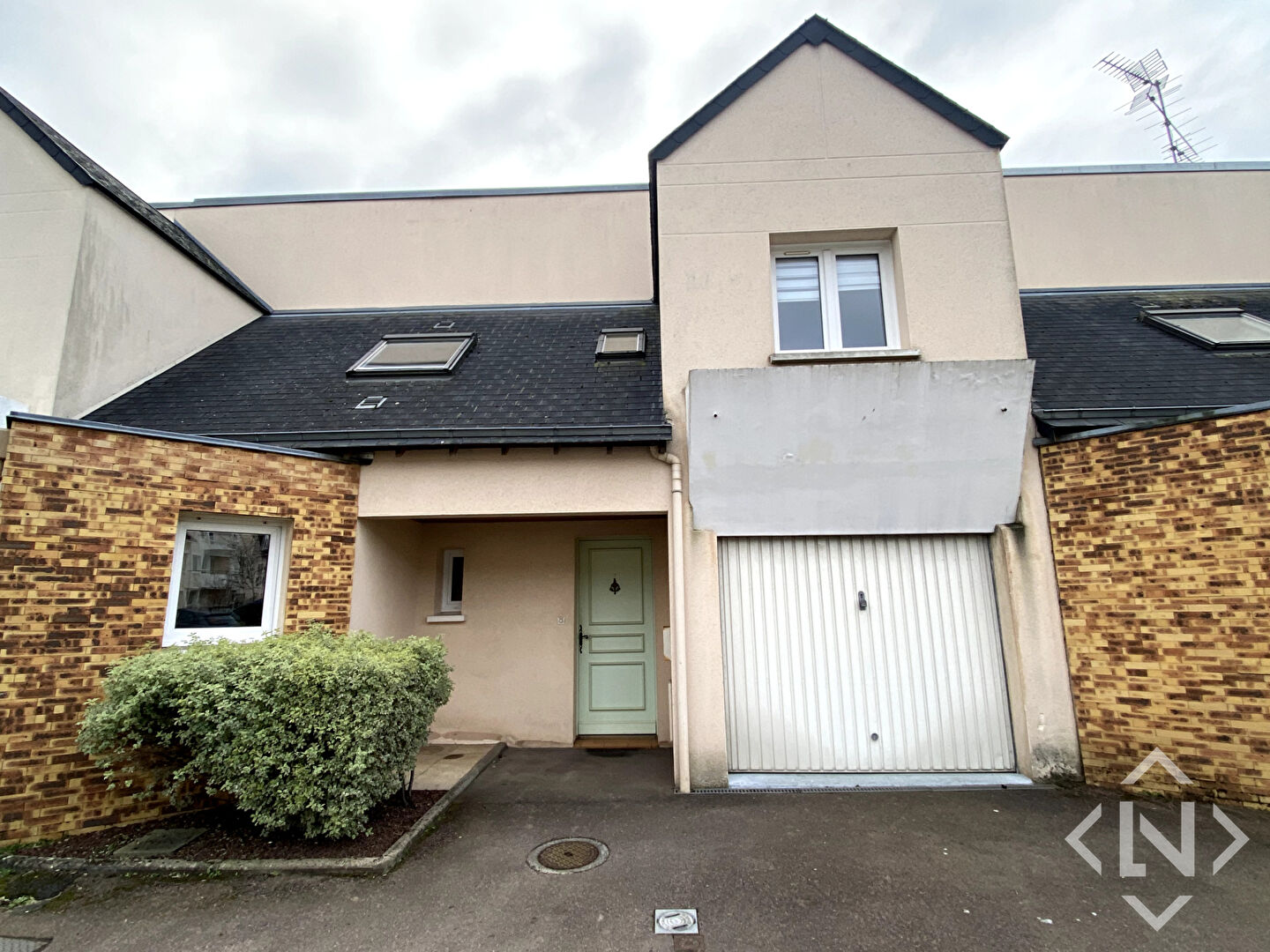 À LOUER À VERSON MAISON ACCOLÉE 3 CHAMBRES JARDIN