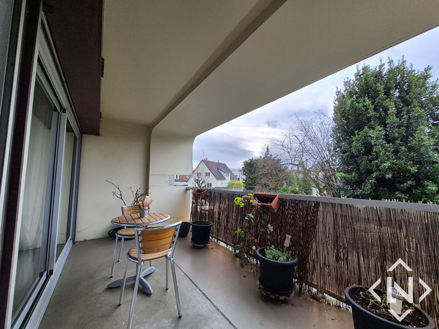 A LOUER CAEN  PROCHE VALLEE DES JARDINS T2 MEUBLEE AVEC PARKING ET BALCON