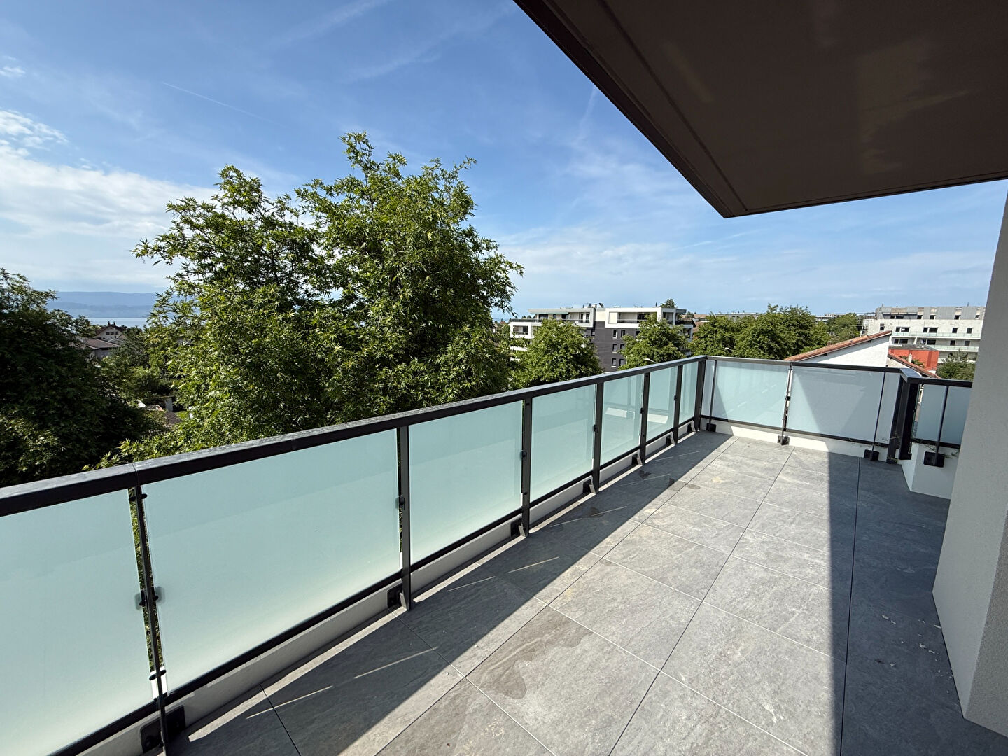 Photo THONON Ouest - Spaciaux T4 de 110m² en dernier étage - Vue lac image 1/6