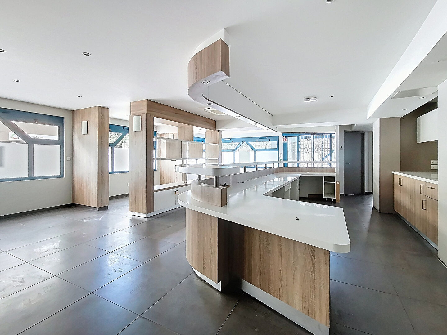 Photo EXCLUSIVITE : THONON - LOCAL COMMERCIAL / BUREAU - 261m² image 1/6