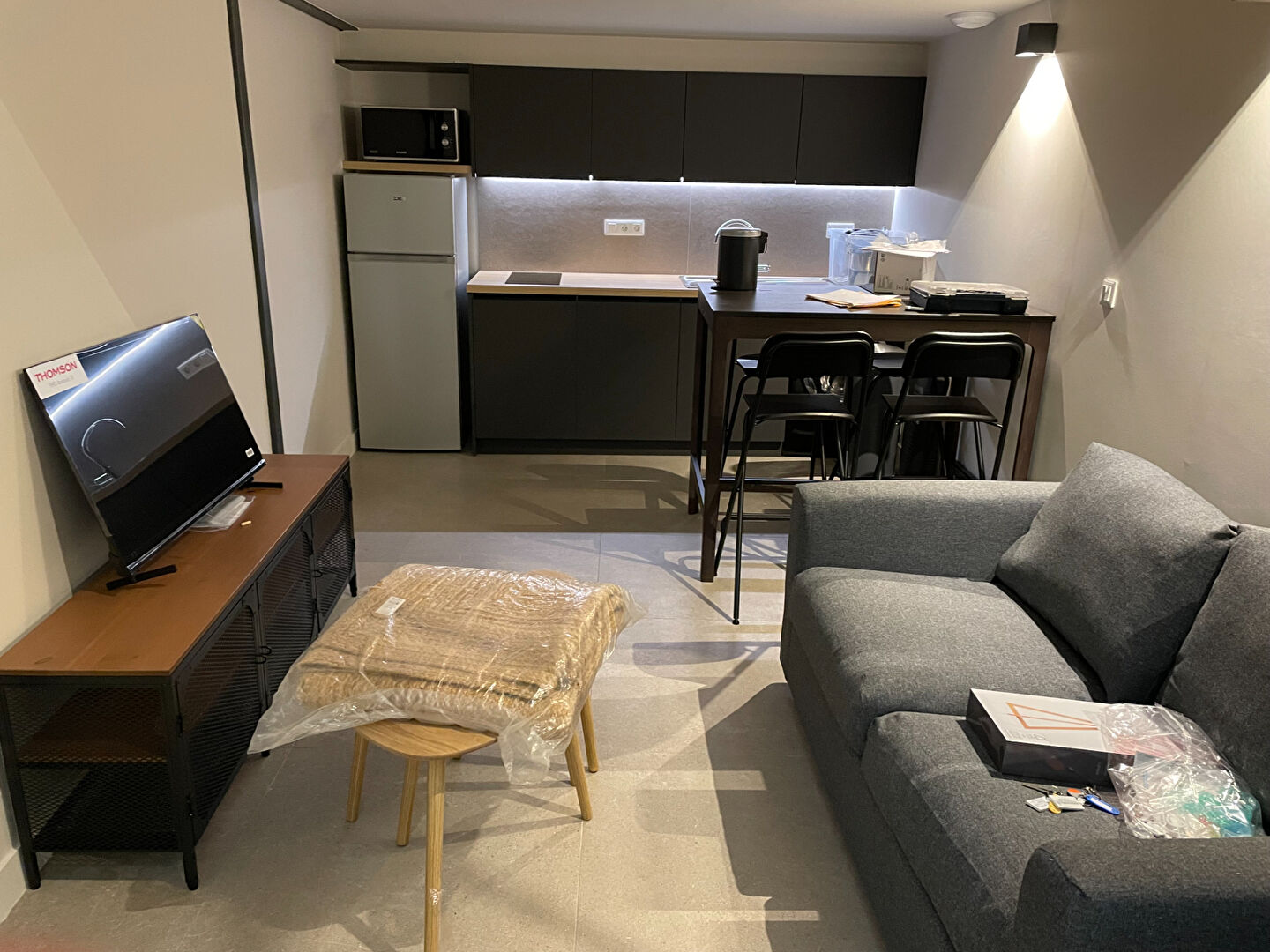 Photo STUDIO MEUBLE - RUE BASSE COMBALOT- 4 PLACE RASPAIL 69007 LYON image 2/4