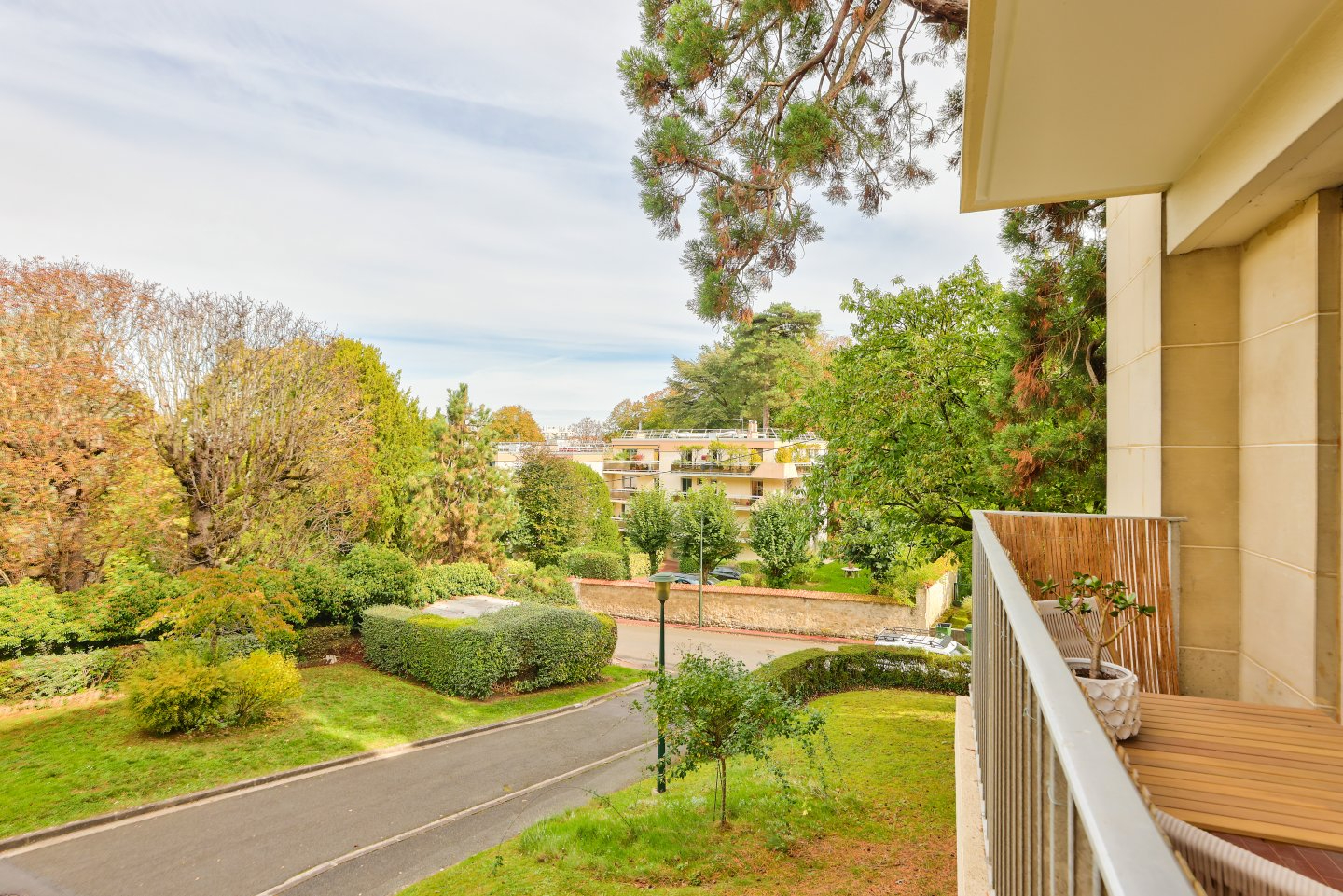 APPARTEMENT AVEC BALCON - GRAND F1 -  33 M²