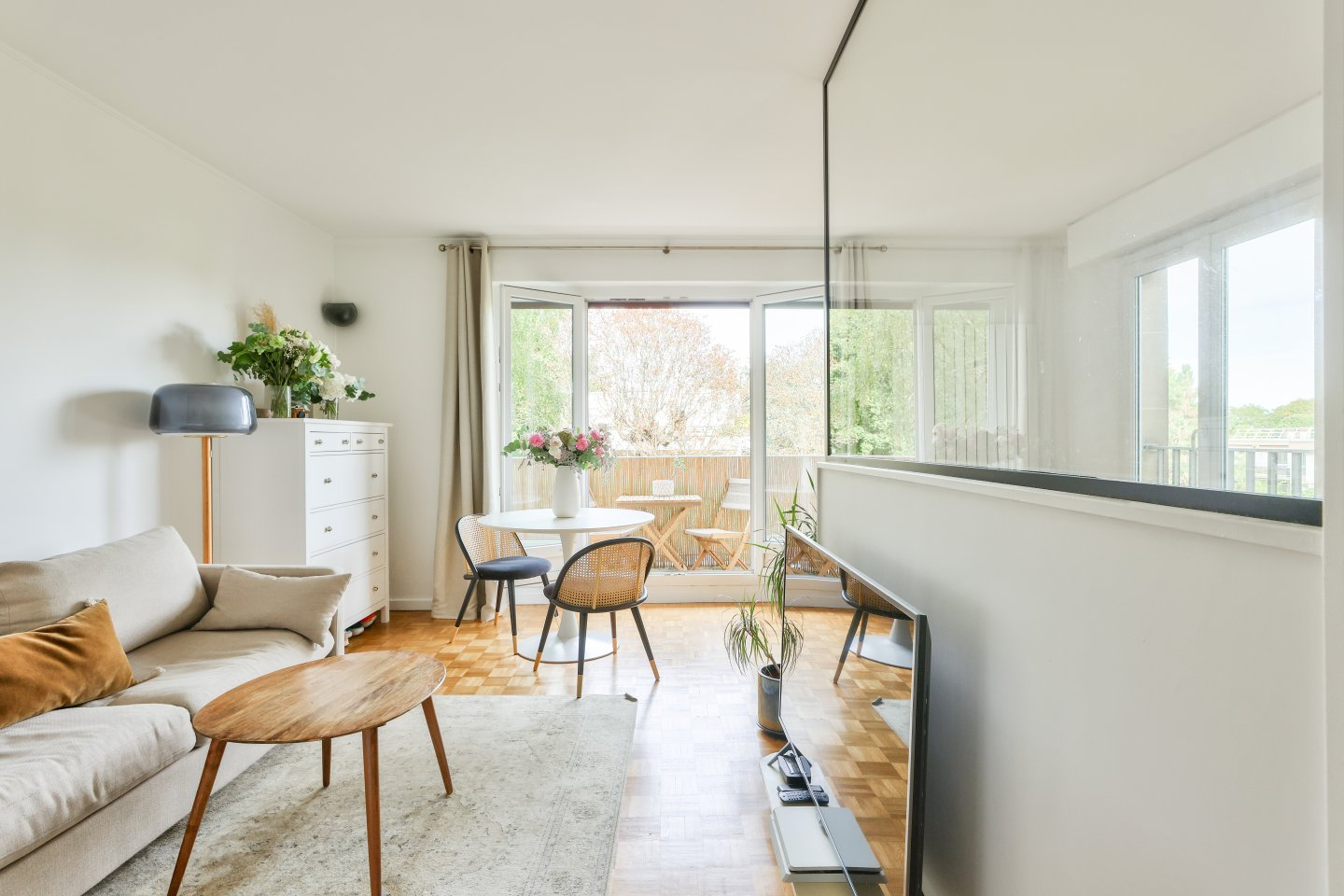 APPARTEMENT AVEC BALCON - GRAND F1 -  33 M²