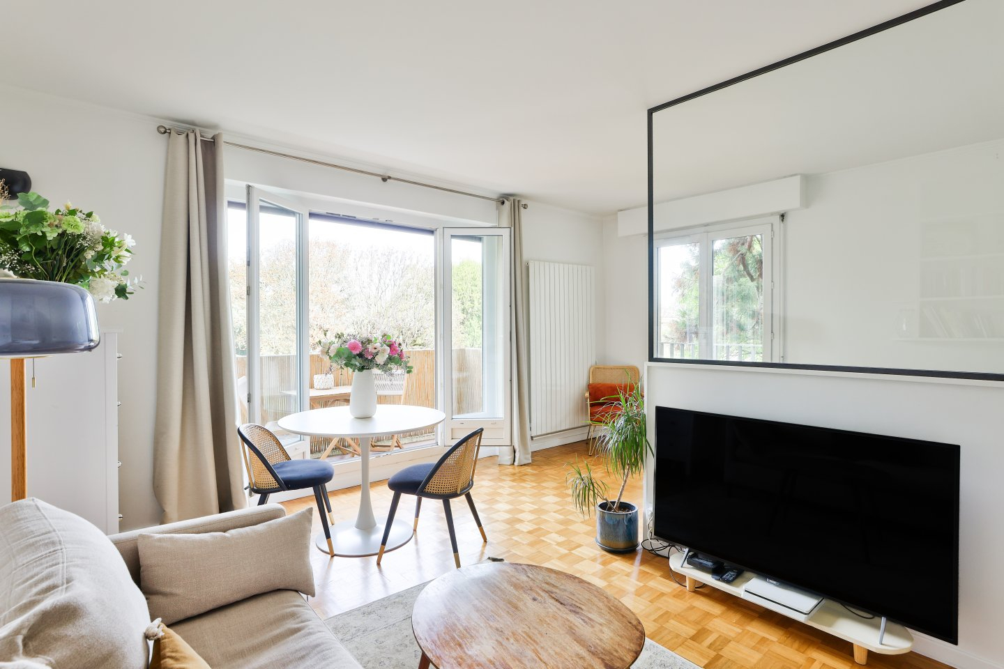 APPARTEMENT AVEC BALCON - GRAND F1 -  33 M²