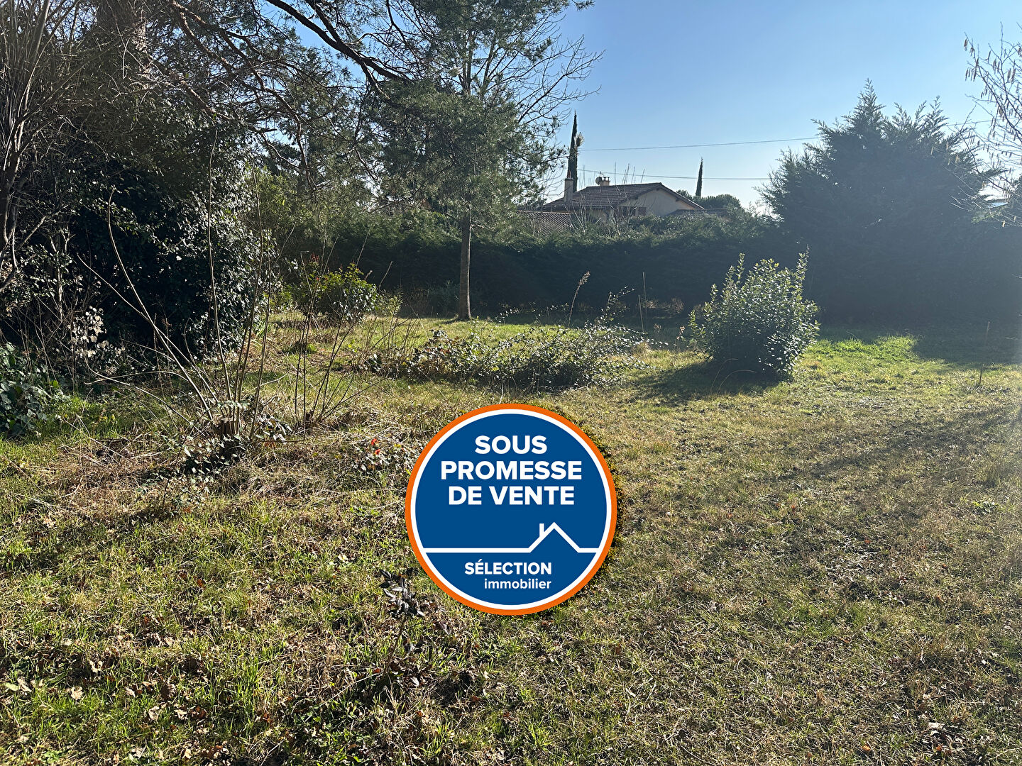 EXCLUSIVITE. Terrain viabilisé de 500 m² à  env. 1 km du centre bourg