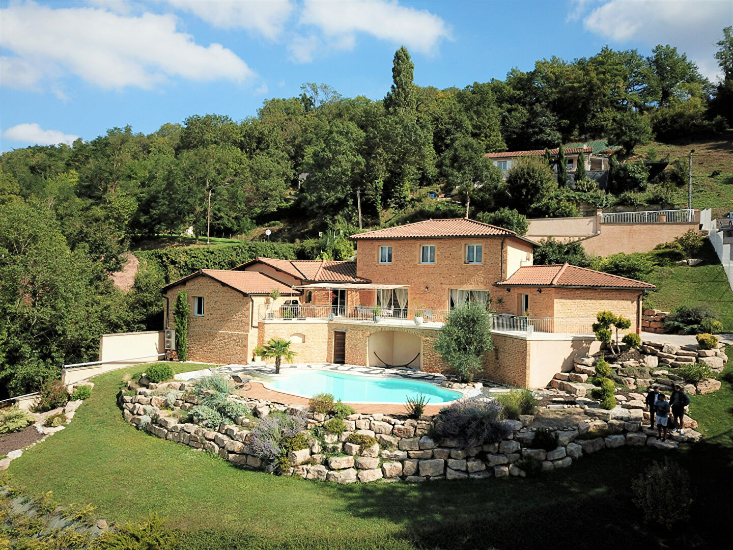 Photo LIERGUES - Maison meublée 5 chambres - Piscine, jardin, sous-sol, garage image 2/6
