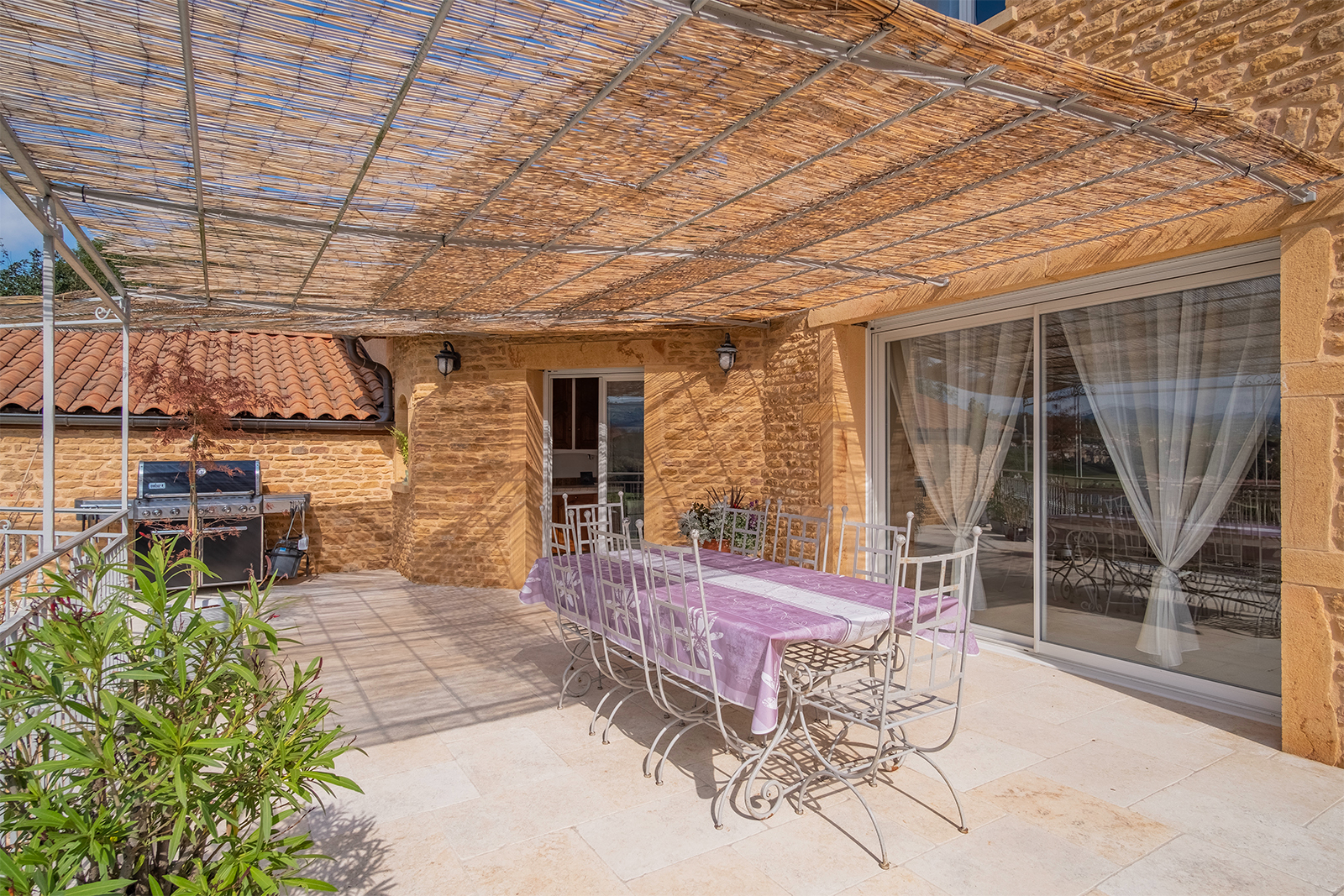 Photo LIERGUES - Maison meublée 5 chambres - Piscine, jardin, sous-sol, garage image 4/6