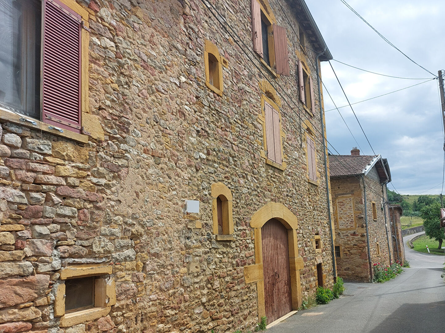 St LAURENT d'OINGT - Immeuble en pierres dorées - 2 logements locatifs