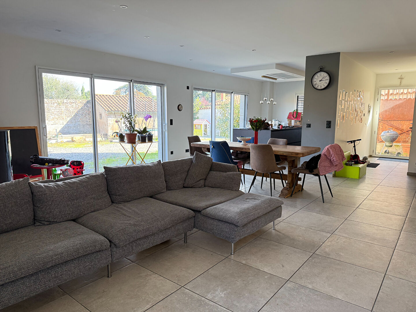 LENTILLY Centre Ancienne grange rénovée avec charme et beaux volumes