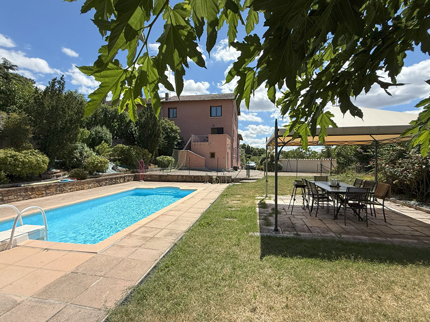 Photo Grande maison familiale avec vue et piscine image 2/6
