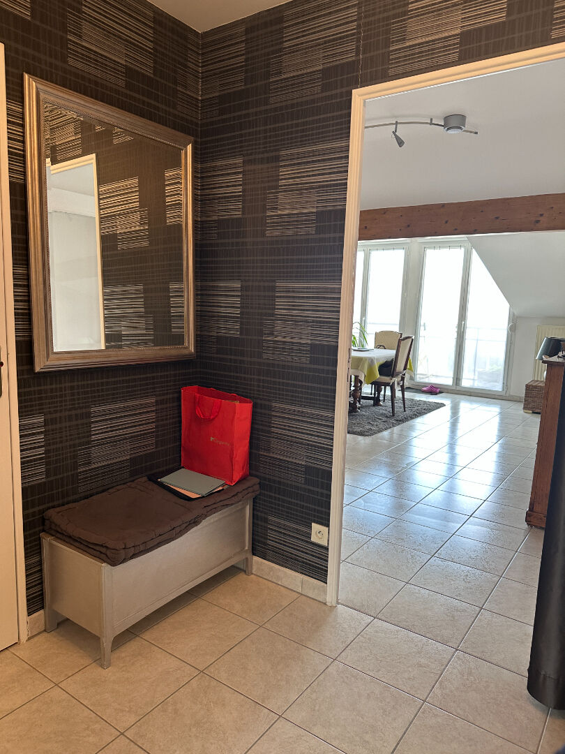 Photo EXCLUSIVITE. T-3 au dernier étage. image 2/6