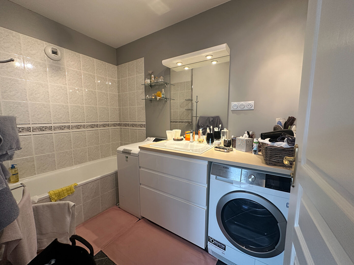 Photo EXCLUSIVITE. T-3 au dernier étage. image 5/6