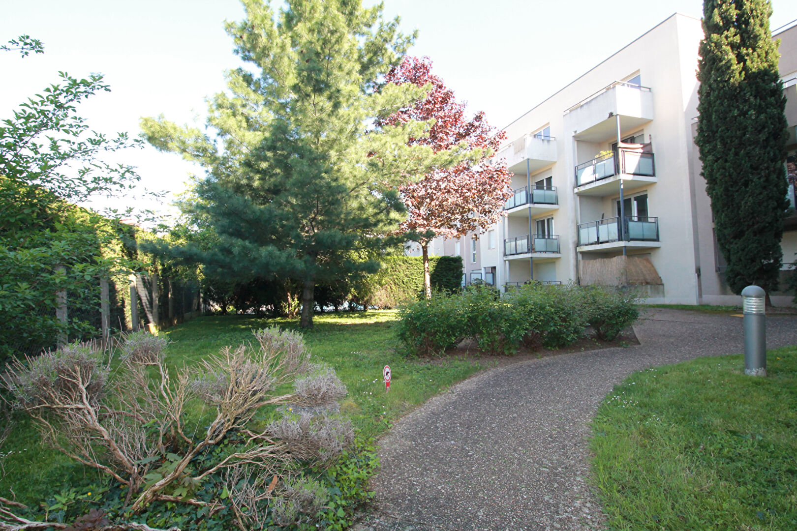 VILLEFRANCHE - T3  rénové dans une résidence sécurisée avec gardien et piscine.